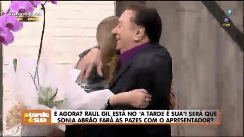 Raul Gil abraça Sonia Abrão ao vivo (Foto: Reprodução) Raul Gil abraça Sonia Abrão ao vivo (Foto: Reprodução)