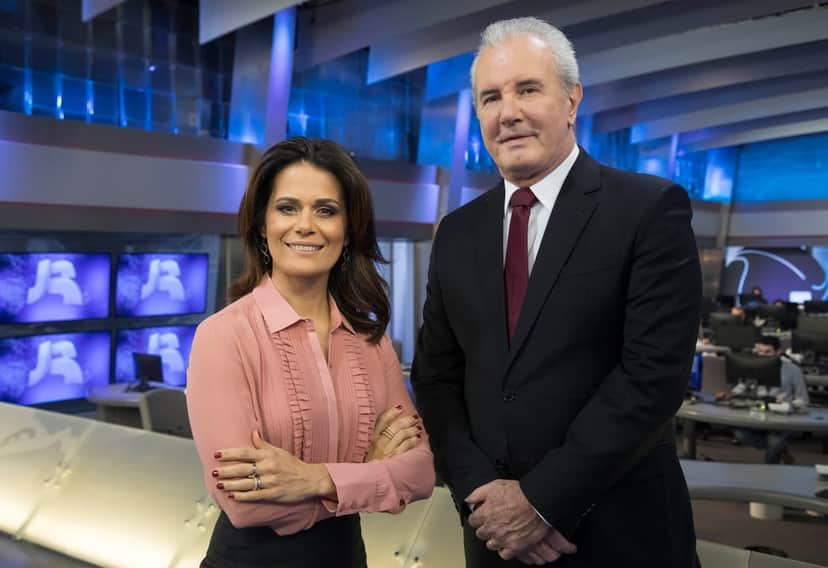 Adriana Araújo e Celso Freitas no novo cenário do Jornal da Record (Foto: Antonio Chahestian/Record) Adriana Araújo e Celso Freitas no novo cenário do Jornal da Record (Foto: Antonio Chahestian/Record)