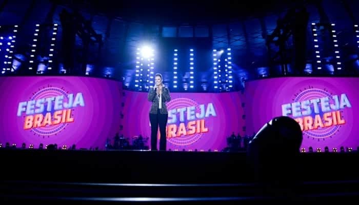 A atriz Paolla Oliveira no comando do Festeja Brasil (Foto: Globo/Nélio Rodrigues) A atriz Paolla Oliveira no comando do Festeja Brasil (Foto: Globo/Nélio Rodrigues)
