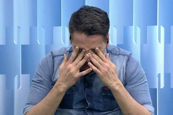 Leo se emociona com homanegem. (Foto: Reprodução) Leo se emociona com homanegem. (Foto: Reprodução)