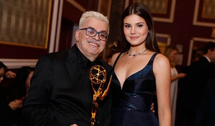 Walcyr Carrasco ao lado de Camila Queiroz, protagonista de Verdades Secretas. (Foto: Divulgação/TV Globo) Walcyr Carrasco ao lado de Camila Queiroz, protagonista de Verdades Secretas. (Foto: Divulgação/TV Globo)
