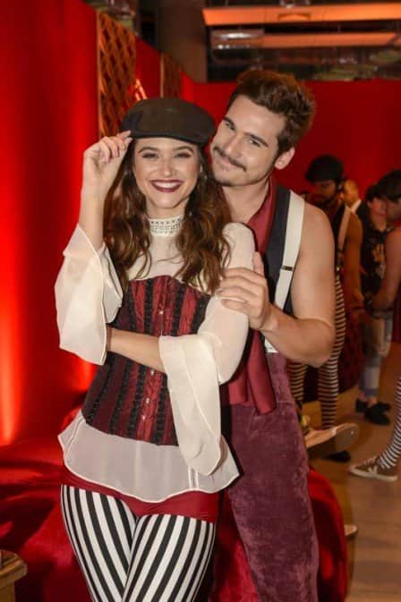 Juliana Paiva e Nicolas Prattes gravam campanha de fim de ano da Globo (Foto: Cesar Alves/ Globo/ Divulgação) Juliana Paiva e Nicolas Prattes gravam campanha de fim de ano da Globo (Foto: Cesar Alves/ Globo/ Divulgação)
