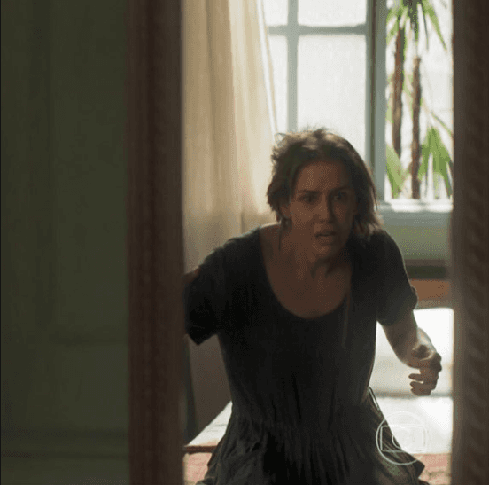 Deborah Secco em cena eletrizante de Karola cortando os cabelos em Segundo Sol Deborah Secco em cena eletrizante de Karola cortando os cabelos em Segundo Sol