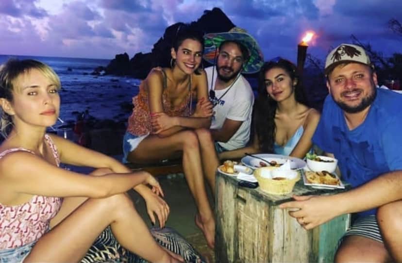 Bruna Marquezine na Praia do Meio com amigos — Foto: Divulgação Bruna Marquezine na Praia do Meio com amigos — Foto: Divulgação
