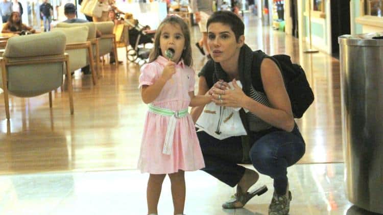 Deborah Secco passeia com a filha Maria Flor em shopping carioca (Foto: J. Humberto/Ag. News) Deborah Secco passeia com a filha Maria Flor em shopping carioca (Foto: J. Humberto/Ag. News)