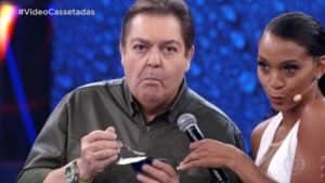 Faustão não se conteve e comeu dois potinhos de iogurte no programa ao vivo Faustão não se conteve e comeu dois potinhos de iogurte no programa ao vivo