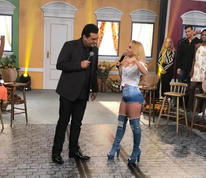 Joelma no Domingo Show (Foto: Divulgação / Record TV) Joelma no Domingo Show (Foto: Divulgação / Record TV)