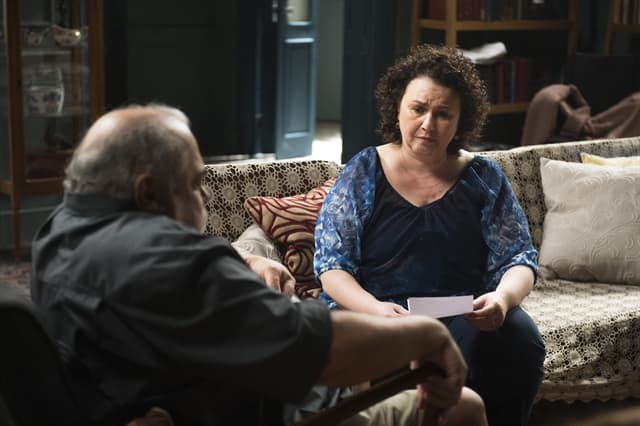 Nice (Kelzy Ecard) é enganada por Agenor (Roberto Bonfim) em Segundo Sol (Foto: Globo/Raquel Cunha) Nice (Kelzy Ecard) é enganada por Agenor (Roberto Bonfim) em Segundo Sol (Foto: Globo/Raquel Cunha)