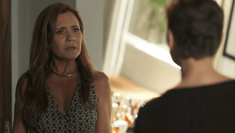 Laureta (Adriana Esteves) e Karola (Deborah Secco) em Segundo Sol (Foto: Reprodução/Globo) Laureta (Adriana Esteves) e Karola (Deborah Secco) em Segundo Sol (Foto: Reprodução/Globo)