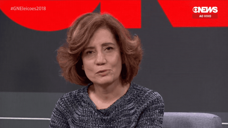 Miriam Leitão teve que falar mensagem ditada por ponto eletrônico após entrevista com Bolsonaro na Globo News (Foto: Reprodução/Globo News) Miriam Leitão teve que falar mensagem ditada por ponto eletrônico após entrevista com Bolsonaro na Globo News (Foto: Reprodução/Globo News)