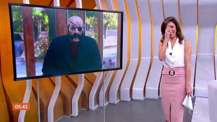 Monalisa Perrone e Rodrigo Alvarez mascarado em Hora 1 na Globo Monalisa Perrone e Rodrigo Alvarez mascarado em Hora 1 na Globo