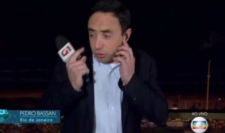 Repórter Pedro Bassan leva susto daqueles ao vivo na Globo (Foto: Reprodução) Repórter Pedro Bassan leva susto daqueles ao vivo na Globo (Foto: Reprodução)