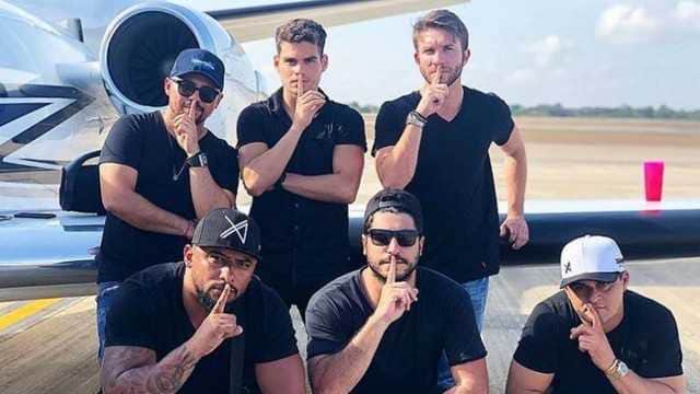 Thiago Magalhães com amigos e o cantor Xand Avião em Noronha (Foto: reprodução/ instagram) Thiago Magalhães com amigos e o cantor Xand Avião em Noronha (Foto: reprodução/ instagram)