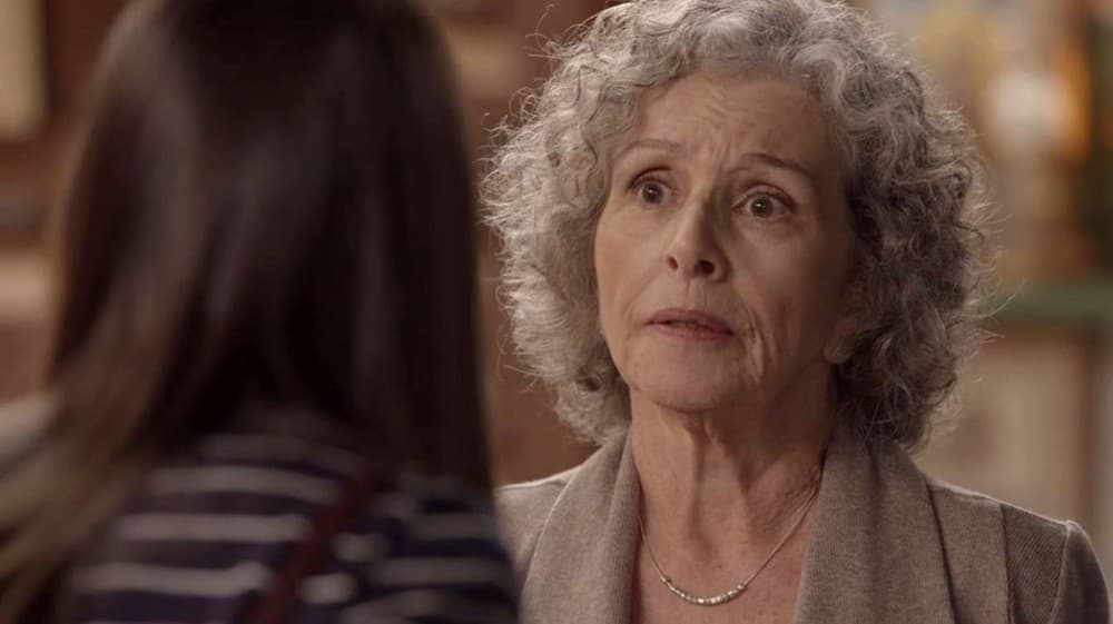 Cris (Vitoria Strada) e Margot (Irene Ravache) em Espelho da Vida (Foto: Reprodução/Globo) Cris (Vitoria Strada) e Margot (Irene Ravache) em Espelho da Vida (Foto: Reprodução/Globo)