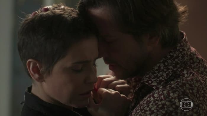 Karola (Deborah Secco) e Remy (Vladimir Brichta) em Segundo Sol (Foto: Reprodução/Globo) Karola (Deborah Secco) e Remy (Vladimir Brichta) em Segundo Sol (Foto: Reprodução/Globo)