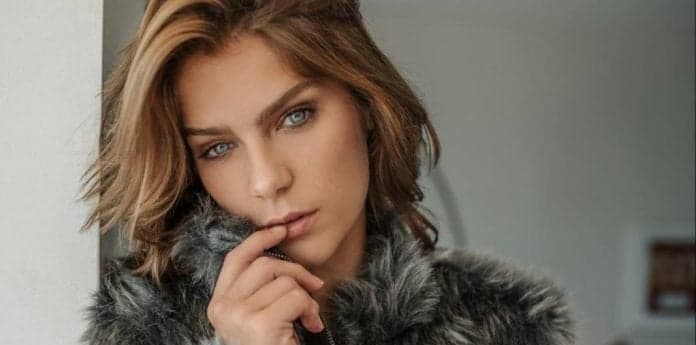 Isabella Santoni posta foto tirando parte de baixo do biquíni e choca internautas
