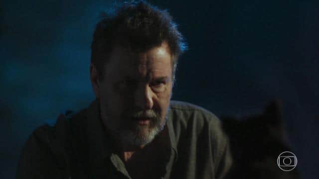 Egídio (Antonio Calloni) e o gato León em O Sétimo Guardião (Foto: Reprodução/Globo) Egídio (Antonio Calloni) e o gato León em O Sétimo Guardião (Foto: Reprodução/Globo)