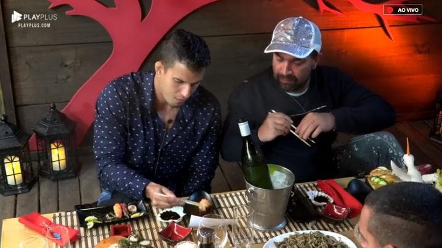 Felipe Sertanejo e Evandro Santo durante jantar japonês (Foto: Reprodução) Felipe Sertanejo e Evandro Santo durante jantar japonês (Foto: Reprodução)