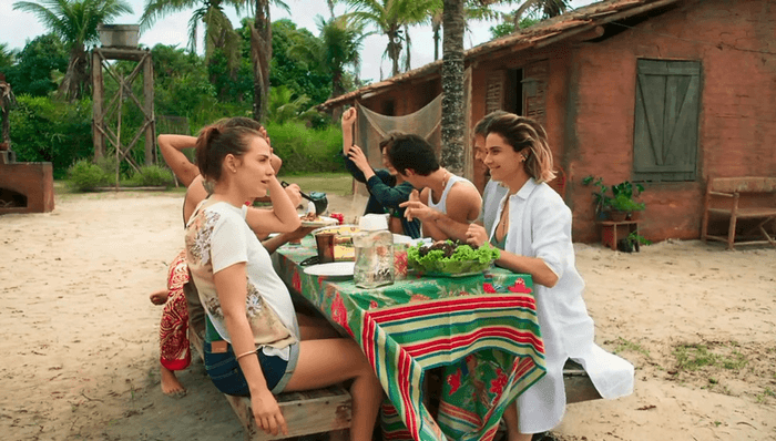 Rosa (Letícia Colin) reunida com a família de Luzia (Giovanna Antonelli) (Foto: Divulgação/Globo) Rosa (Letícia Colin) reunida com a família de Luzia (Giovanna Antonelli) (Foto: Divulgação/Globo)