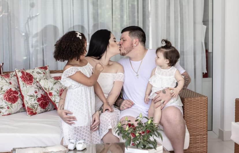 O cantor Ferrugem com a esposa e as filhas (Foto: Jaqueline Borges / Divulgação) O cantor Ferrugem com a esposa e as filhas (Foto: Jaqueline Borges / Divulgação)