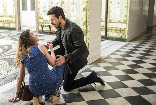 Isabel (Alinne Moraes) é derrubada por Alain (João Vicente de Castro) em Espelho da Vida (Foto: Globo/João Miguel Júnior) Isabel (Alinne Moraes) é derrubada por Alain (João Vicente de Castro) em Espelho da Vida (Foto: Globo/João Miguel Júnior)