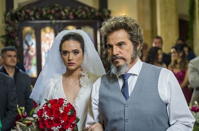 Marocas (Juliana Paiva) e Dom Sabino (Edson Celulari) em O Tempo Não Para (Foto: Globo/Paulo Belote) Marocas (Juliana Paiva) e Dom Sabino (Edson Celulari) em O Tempo Não Para (Foto: Globo/Paulo Belote)