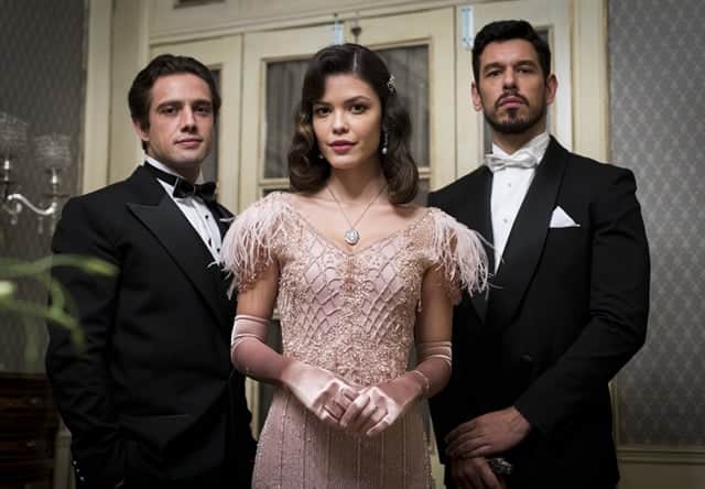 Cris/Julia (Vitória Strada) entre Danilo (Rafael Cardoso) e Gustavo Bruno (João Vicente de Castro) em Espelho da Vida (Foto: Globo/Victor Pollak) Cris/Julia (Vitória Strada) entre Danilo (Rafael Cardoso) e Gustavo Bruno (João Vicente de Castro) em Espelho da Vida (Foto: Globo/Victor Pollak)