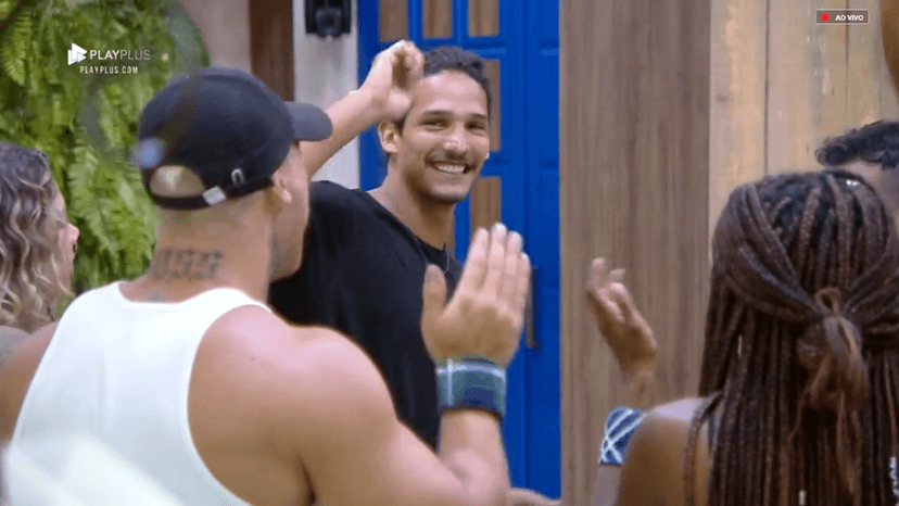 João Zoli ganha surpresa dos demais peões em A Fazenda (Foto: Reprodução/PlayPlus) João Zoli ganha surpresa dos demais peões em A Fazenda (Foto: Reprodução/PlayPlus)