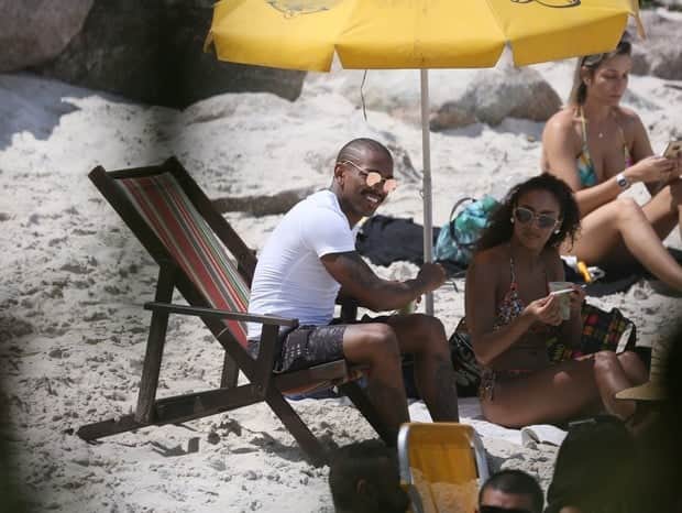 Nego do Borel curte praia no Rio (Foto: AgNews) Nego do Borel curte praia no Rio (Foto: AgNews)