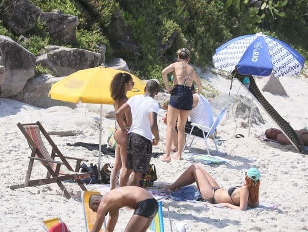 Nego do Borel curte praia no Rio (Foto: AgNews) Nego do Borel curte praia no Rio (Foto: AgNews)