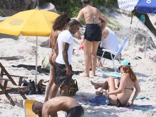 Nego do Borel curte praia no Rio (Foto: AgNews) Nego do Borel curte praia no Rio (Foto: AgNews)