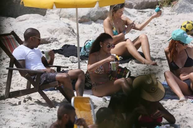 Nego do Borel curte praia no Rio (Foto: AgNews) Nego do Borel curte praia no Rio (Foto: AgNews)