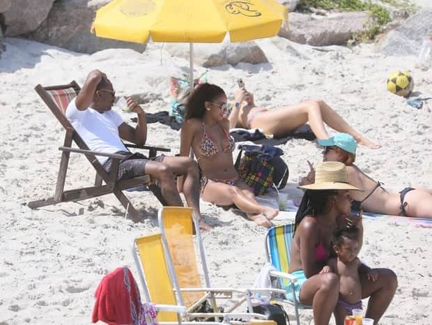 Nego do Borel curte praia no Rio (Foto: AgNews) Nego do Borel curte praia no Rio (Foto: AgNews)
