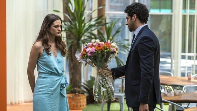O Tempo Não Para: Emílio entrega flores "da morte" para Marocas que percebe um animal dentro do buquê