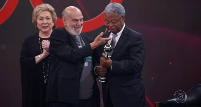 O ator Milton Gonçalves recebendo o Troféu Mário Lago ao lado de colegas da Globo (Foto: Reprodução) O ator Milton Gonçalves recebendo o Troféu Mário Lago ao lado de colegas da Globo (Foto: Reprodução)