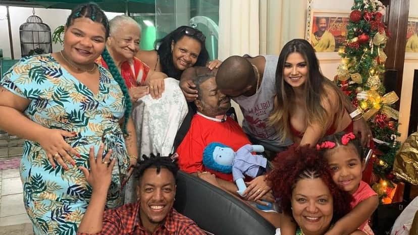 Arlindo Cruz passa ceia de Natal com a família e recebe carinho de seu filho Arlindinho (Foto: Reprodução/Instagram Arlindo Cruz passa ceia de Natal com a família e recebe carinho de seu filho Arlindinho (Foto: Reprodução/Instagram