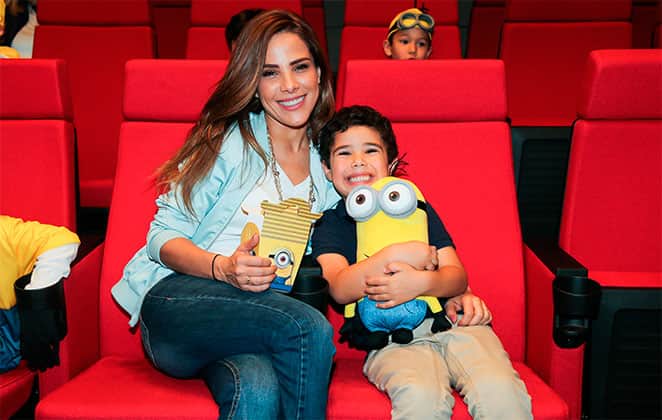Filho de Wanessa Camargo posa ao lado da cantora (Foto: Manuela Scarpa/Brazil) Filho de Wanessa Camargo posa ao lado da cantora (Foto: Manuela Scarpa/Brazil)