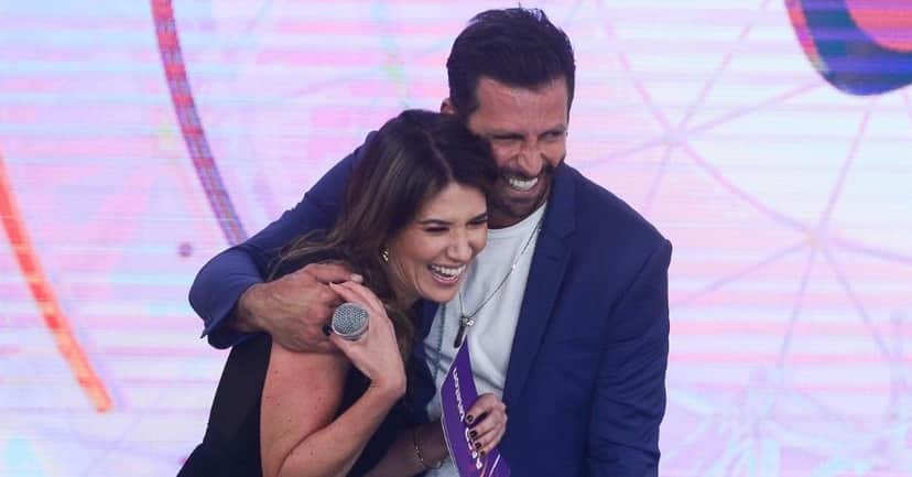 Henri Castelli e Rebeca Abravanel no palco do Teleton 2018. (Foto: Reprodução/Instagram) Henri Castelli e Rebeca Abravanel no palco do Teleton 2018. (Foto: Reprodução/Instagram)