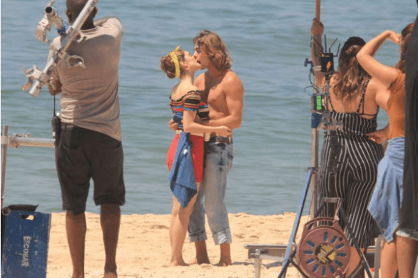 Isabelle Drummond e Rafael Vitti trocam beijos em gravação da novela Verão 90 (Foto: Ag. News) Isabelle Drummond e Rafael Vitti trocam beijos em gravação da novela Verão 90 (Foto: Ag. News)
