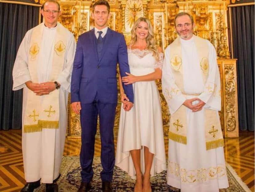 Karina Bacchi, Amaury Nunes e cerimonalistas (Foto: Reprodução/Instagram) Karina Bacchi, Amaury Nunes e cerimonalistas (Foto: Reprodução/Instagram)