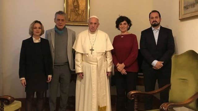 Chico Buarque (com a namorada) é recebido pelo Papa Francisco no Vaticano Foto: Reprodução/Instagram Chico Buarque (com a namorada) é recebido pelo Papa Francisco no Vaticano Foto: Reprodução/Instagram