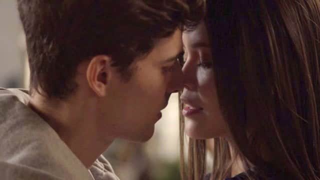 Cris e Jorge se beijam em Espelho da Vida (Foto: Reprodução/ Globo) Cris e Jorge se beijam em Espelho da Vida (Foto: Reprodução/ Globo)