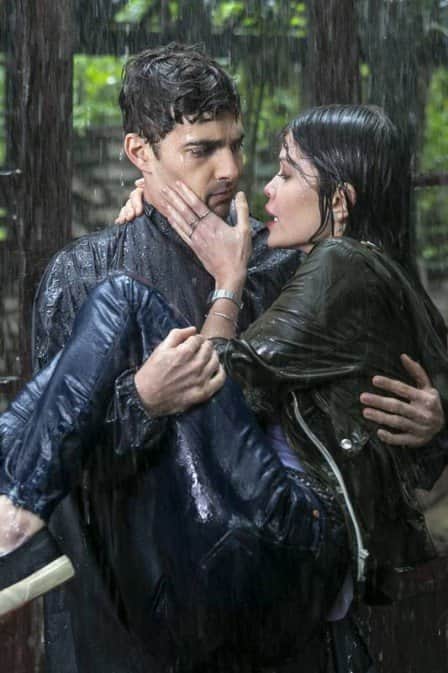Jorge ajuda Cris, que está tremendo, e os dois se beijam, em Espelho da Vida (Foto: Rafael Campos/ Globo/ Divulgação) Jorge ajuda Cris, que está tremendo, e os dois se beijam, em Espelho da Vida (Foto: Rafael Campos/ Globo/ Divulgação)