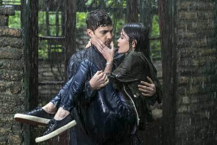 Jorge ajuda Cris, que está tremendo, e os dois se beijam, em Espelho da Vida (Foto: Rafael Campos/ Globo/ Divulgação) Jorge ajuda Cris, que está tremendo, e os dois se beijam, em Espelho da Vida (Foto: Rafael Campos/ Globo/ Divulgação)