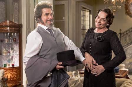 Agustina diz para Dom Sabino que está grávida, em O Tempo Não Para (Foto: João Miguel Junior/ Globo/ Divulgação) Agustina diz para Dom Sabino que está grávida, em O Tempo Não Para (Foto: João Miguel Junior/ Globo/ Divulgação)
