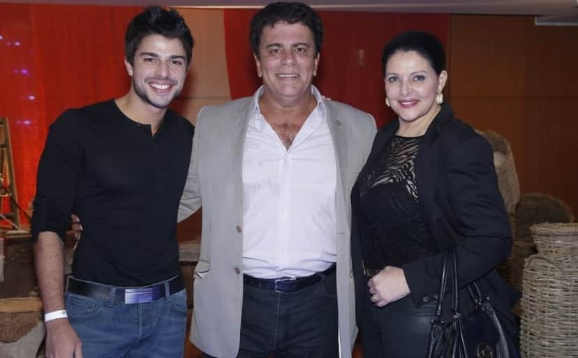 Wagner Montes, sua esposa e seu filho (Foto: Reprodução/Agnews) Wagner Montes, sua esposa e seu filho (Foto: Reprodução/Agnews)