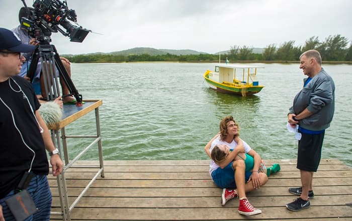 Jorge Fernando ensaia cena com Isabelle Drummond e Rafael Vitti em gravação de Verão 90 em Cabo Frio, região dos Lagos, no Rio (Foto: Globo/João Cotta) Jorge Fernando ensaia cena com Isabelle Drummond e Rafael Vitti em gravação de Verão 90 em Cabo Frio, região dos Lagos, no Rio (Foto: Globo/João Cotta)