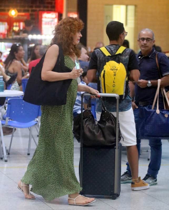 Claudia Raia faz refeição saudável antes de embarcar em aeroporto no Rio (Derick Abreu / AgNews) Claudia Raia faz refeição saudável antes de embarcar em aeroporto no Rio (Derick Abreu / AgNews)