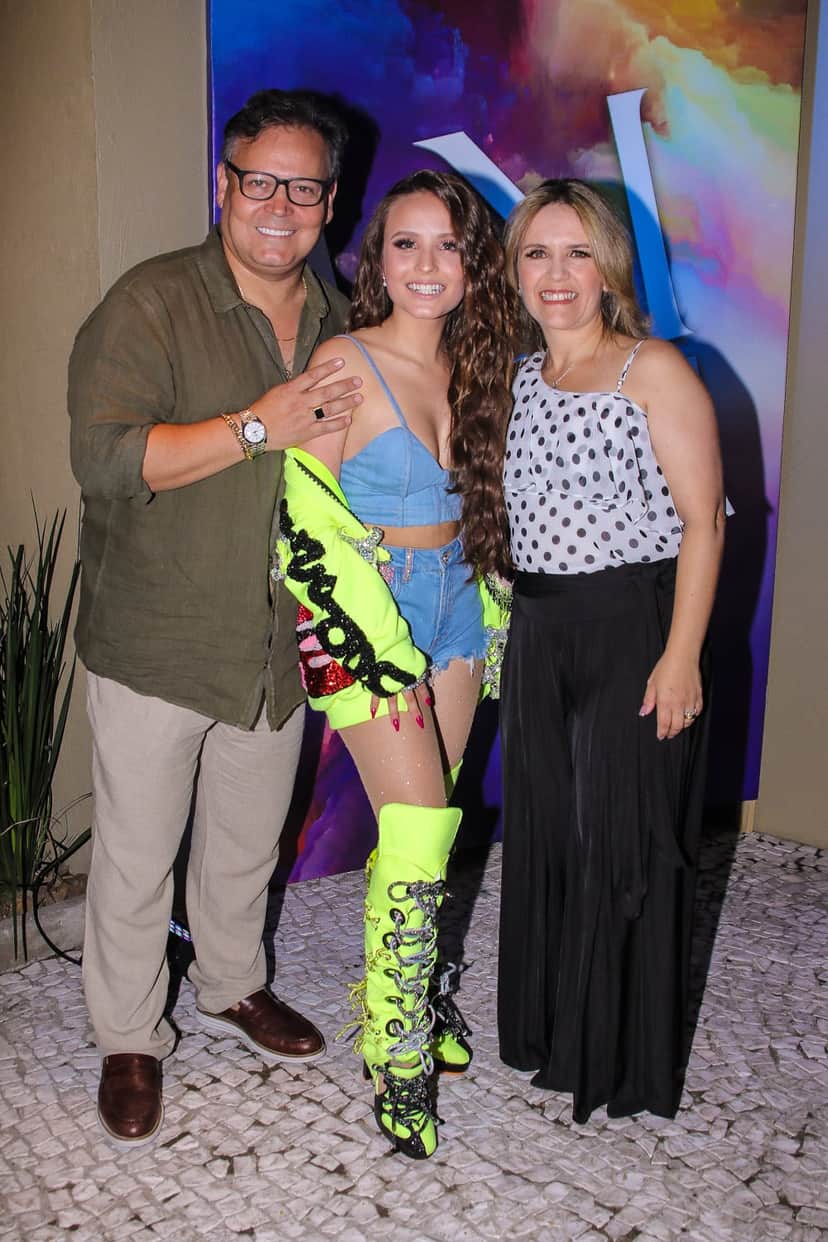 Larissa Manoela com seus pais em sua festa de 18 anos (Foto: Thiago Duran/AgNews) Larissa Manoela com seus pais em sua festa de 18 anos (Foto: Thiago Duran/AgNews)