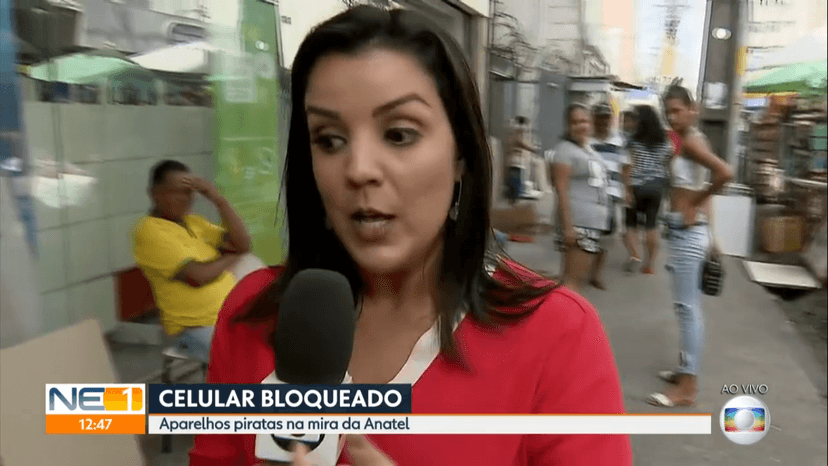 A repórter acabou ficando na mão ao vivo na Globo (Foto: Reprodução) A repórter acabou ficando na mão ao vivo na Globo (Foto: Reprodução)